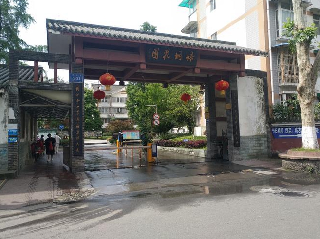 房子正对小区大门