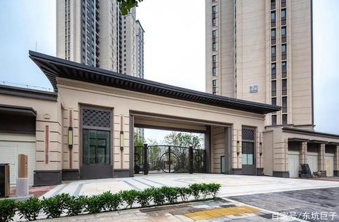 正对小区大门的房子学有哪些