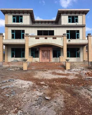 坐北朝南农村别墅大院大门建在西南可以吗