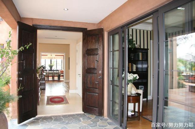 阳台对着大门好吗