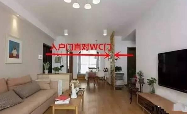 大门对着厕所门还有两个卧室门对门是不是很