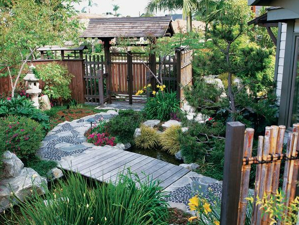 别墅庭院大门对着花园空地好嘛