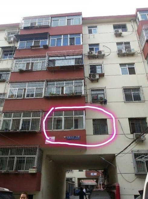 窗户正对小区大门