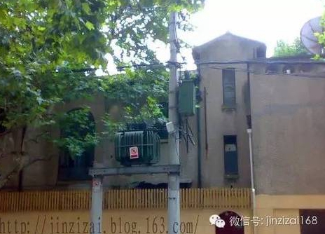 如果房屋围墙大门口马路对面对住有条电杆怎样化解