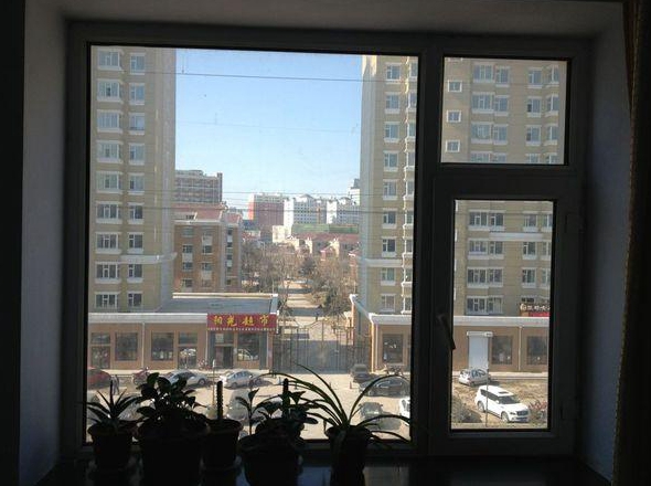 楼房卧室窗户正对着小区大门五楼怎么解决问题