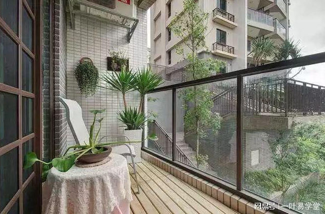 房子阳台卧室都朝南对着小区南大门请问一下风水
